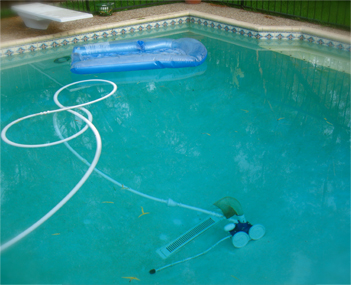 swimming-pool-vacuum-cleaner-in-dirty-swimming-pool